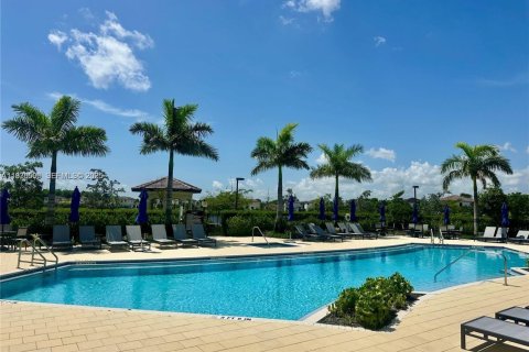 Townhouse in Miami, Florida 3 bedrooms, 124.02 sq.m. № 1994595 - photo 14