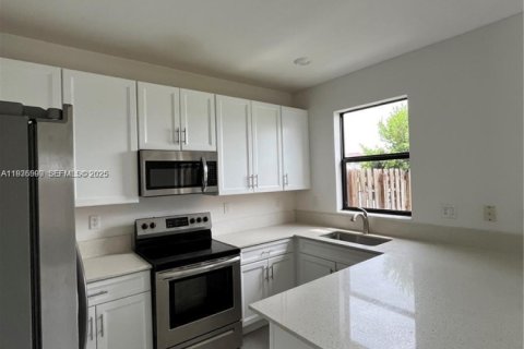 Townhouse in Miami, Florida 3 bedrooms, 124.02 sq.m. № 1994595 - photo 3