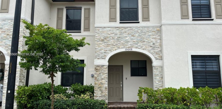 Townhouse in Miami, Florida 3 bedrooms, 124.02 sq.m. № 1994595