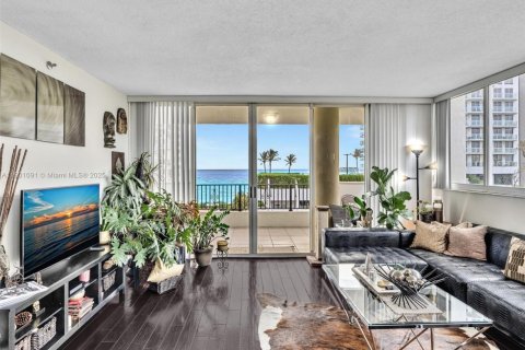 Condominio en alquiler en Miami Beach, Florida, 2 dormitorios, 123.56 m2 № 2018915 - foto 3