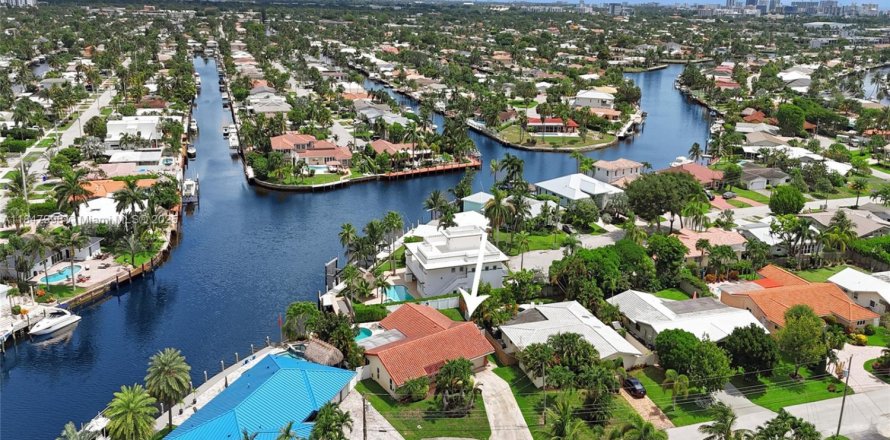 House in Pompano Beach, Florida 3 bedrooms, 173.26 sq.m. № 1849022