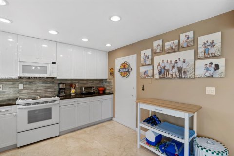 Condo in Fort Lauderdale, Florida, 3 bedrooms  № 2012655 - photo 20