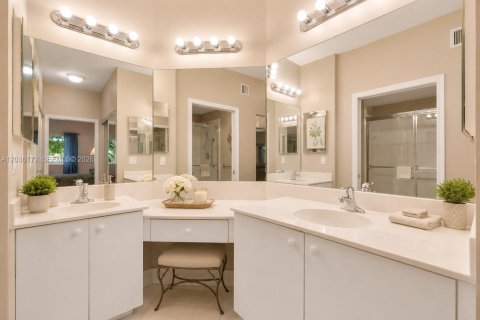 Condo in Tamarac, Florida, 2 bedrooms  № 2086207 - photo 9