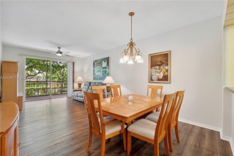 Condo in Tamarac, Florida, 2 bedrooms  № 2086207 - photo 12
