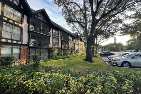 Condo in Lauderhill, Florida, 1 bedroom  № 1956683 - photo 13