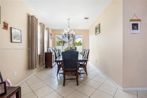 Casa en venta en Pembroke Pines, Florida, 4 dormitorios, 207.92 m2 № 1766962 - foto 5