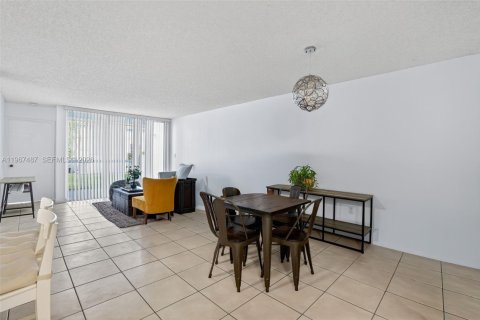 Condo in Doral, Florida, 2 bedrooms № 2081412 - photo 3