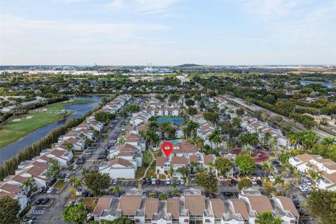 Condo in Doral, Florida, 2 bedrooms № 2081412 - photo 15