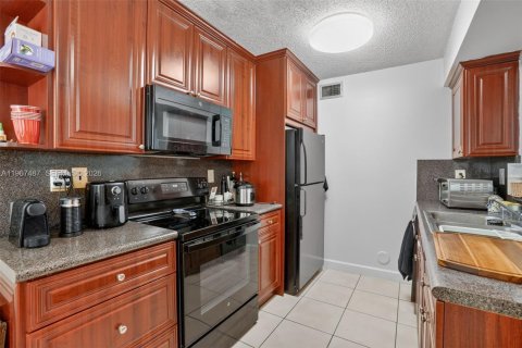 Condo in Doral, Florida, 2 bedrooms № 2081412 - photo 10