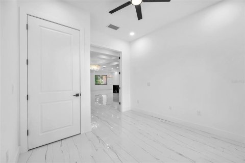 Casa en venta en Thonotosassa, Florida, 5 dormitorios, 279.17 m2 № 1740791 - foto 28