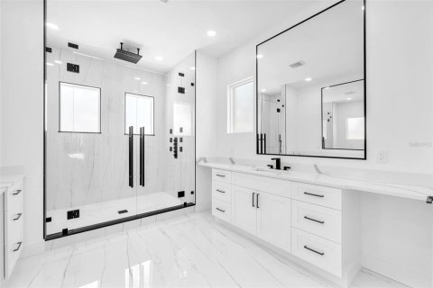 Casa en venta en Thonotosassa, Florida, 5 dormitorios, 279.17 m2 № 1740791 - foto 18