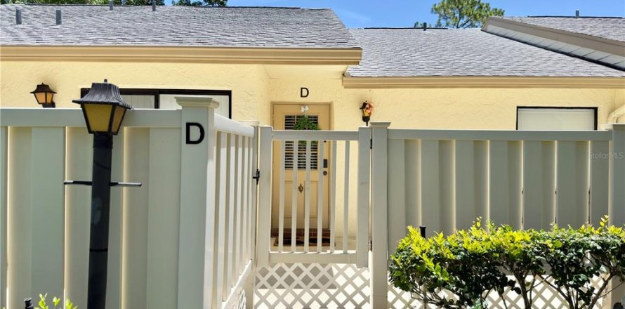 House in Tarpon Springs, Florida 2 bedrooms, 109.35 sq.m. № 2151648