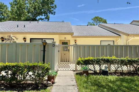 House in Tarpon Springs, Florida 2 bedrooms, 109.35 sq.m. № 2151648 - photo 2
