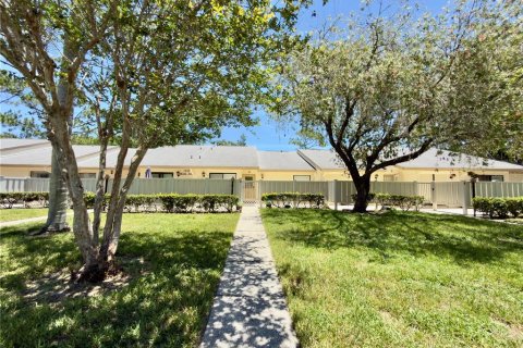 House in Tarpon Springs, Florida 2 bedrooms, 109.35 sq.m. № 2151648 - photo 3