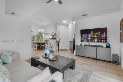 Купить виллу или дом в Пемброк-Пайнс, Флорида 3 спальни, 125.98м2, № 2087009 - фото 10