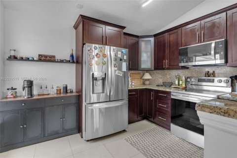 Купить виллу или дом в Пемброк-Пайнс, Флорида 3 спальни, 125.98м2, № 2087009 - фото 11