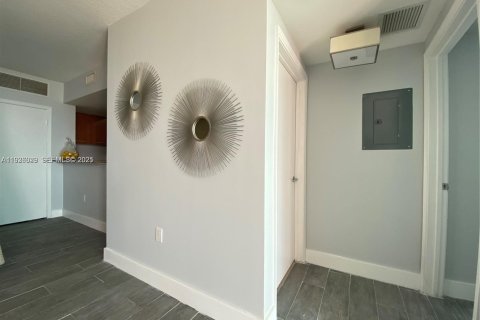 Condo in Miami, Florida, 1 bedroom  № 1994154 - photo 10