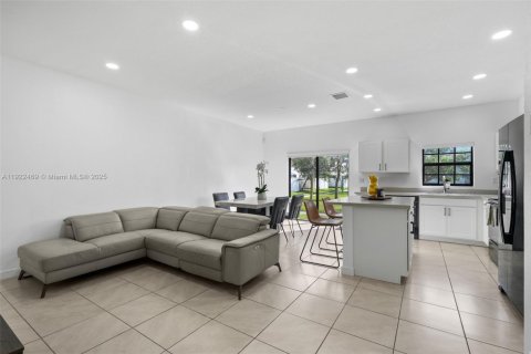 Снять в аренду таунхаус в Флорида-Сити, Флорида 3 спальни, 136.19м2, № 1977076 - фото 3