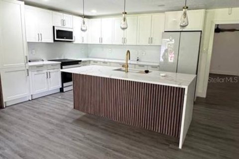 House in New Smyrna Beach, Florida 6 bedrooms, 274.8 sq.m. № 1905463 - photo 5