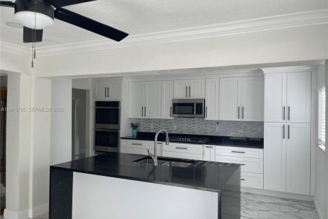 House in Deerfield Beach, Florida 3 bedrooms, 173.91 sq.m. № 2038331