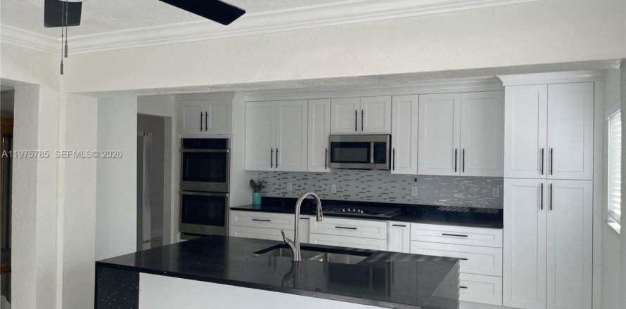 House in Deerfield Beach, Florida 3 bedrooms, 173.91 sq.m. № 2038331