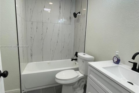 Casa en alquiler en Deerfield Beach, Florida, 3 dormitorios, 173.91 m2 № 2038331 - foto 8