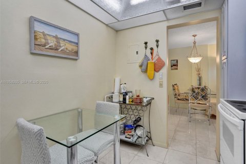 Condominio en venta en Hallandale Beach, Florida, 1 dormitorio, 78.97 m2 № 2027607 - foto 10