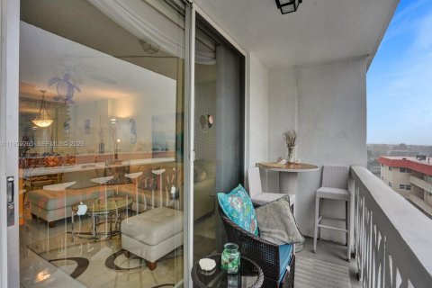 Condominio en venta en Hallandale Beach, Florida, 1 dormitorio, 78.97 m2 № 2027607 - foto 21