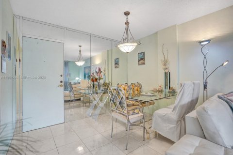 Condominio en venta en Hallandale Beach, Florida, 1 dormitorio, 78.97 m2 № 2027607 - foto 9