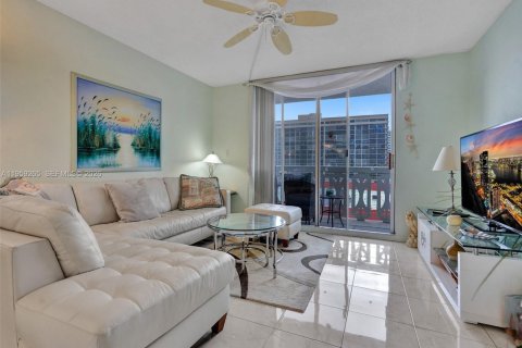 Condominio en Hallandale Beach, Florida, 1 dormitorio  № 2027607