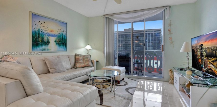 Condominio en Hallandale Beach, Florida, 1 dormitorio № 2027607