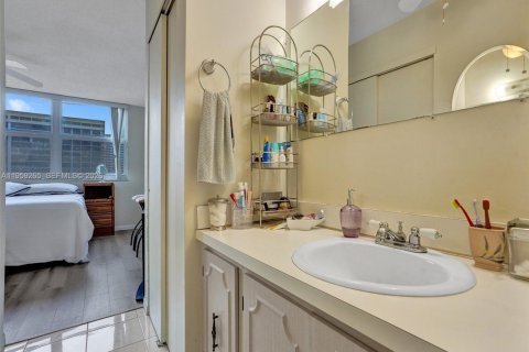 Condominio en venta en Hallandale Beach, Florida, 1 dormitorio, 78.97 m2 № 2027607 - foto 19