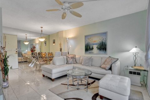 Condominio en venta en Hallandale Beach, Florida, 1 dormitorio, 78.97 m2 № 2027607 - foto 7