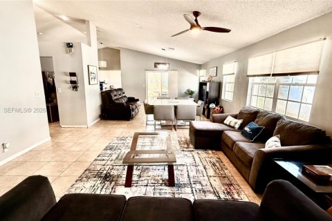 Villa ou maison à louer à Coral Springs, Floride: 3 chambres, 161 m2 № 2020051 - photo 3