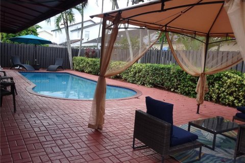 Villa ou maison à vendre à Miami, Floride: 4 chambres, 180.69 m2 № 1932039 - photo 4