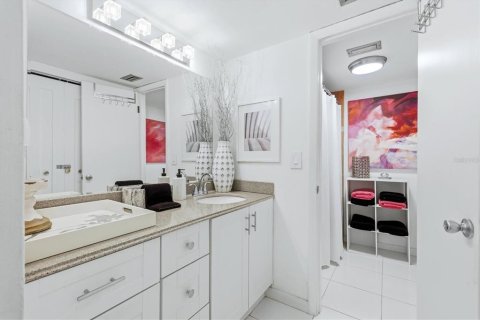Купить кондоминиум в Сарасота, Флорида 7 комнат, 111.48м2, № 2200308 - фото 22