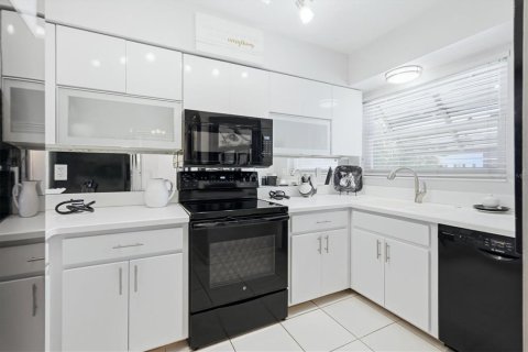 Купить кондоминиум в Сарасота, Флорида 7 комнат, 111.48м2, № 2200308 - фото 17
