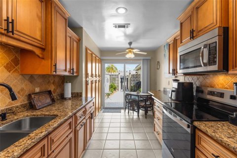 House in Saint Petersburg, Florida 2 bedrooms, 152.36 sq.m. № 2215615 - photo 14