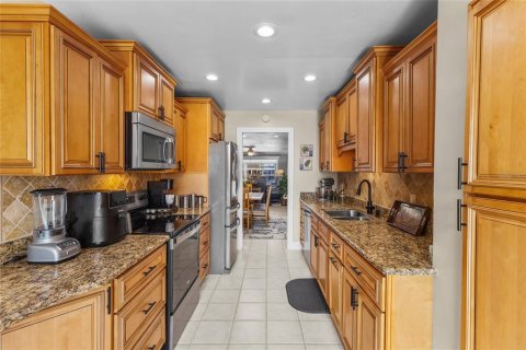 House in Saint Petersburg, Florida 2 bedrooms, 152.36 sq.m. № 2215615 - photo 13