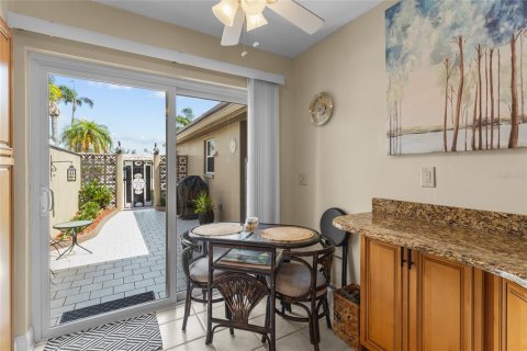 House in Saint Petersburg, Florida 2 bedrooms, 152.36 sq.m. № 2215615 - photo 17