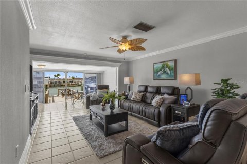 House in Saint Petersburg, Florida 2 bedrooms, 152.36 sq.m. № 2215615 - photo 4