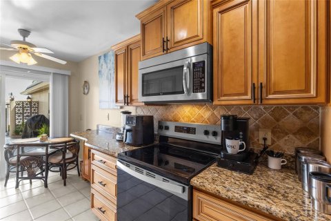 House in Saint Petersburg, Florida 2 bedrooms, 152.36 sq.m. № 2215615 - photo 16