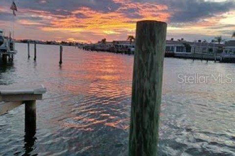 House in Saint Petersburg, Florida 2 bedrooms, 152.36 sq.m. № 2215615 - photo 21