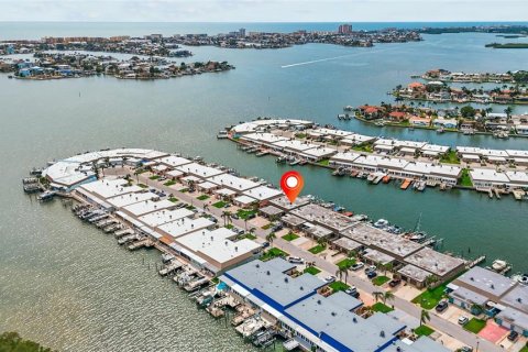 House in Saint Petersburg, Florida 2 bedrooms, 152.36 sq.m. № 2215615