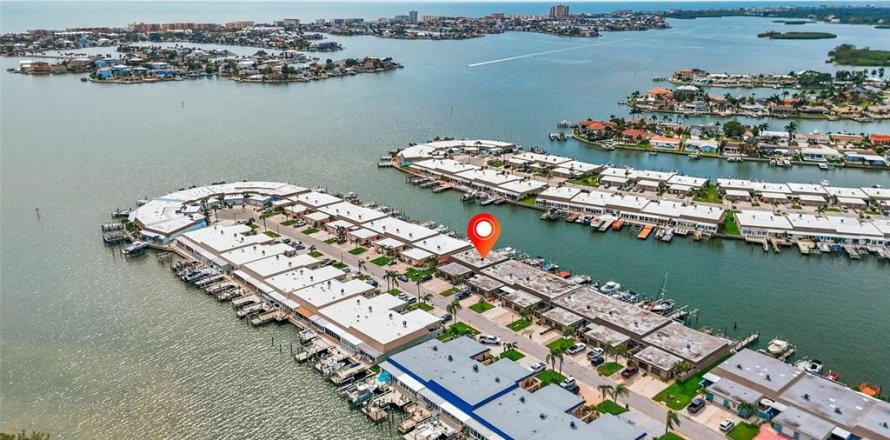House in Saint Petersburg, Florida 2 bedrooms, 152.36 sq.m. № 2215615