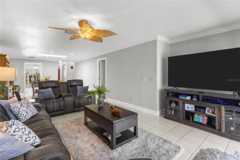 House in Saint Petersburg, Florida 2 bedrooms, 152.36 sq.m. № 2215615 - photo 6