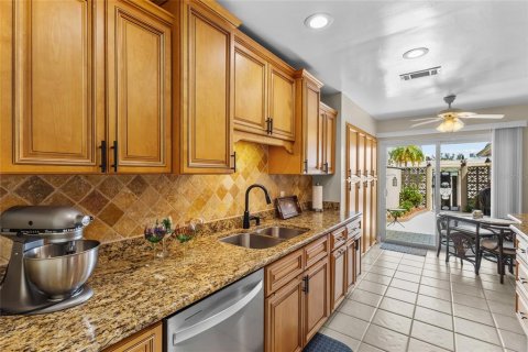 House in Saint Petersburg, Florida 2 bedrooms, 152.36 sq.m. № 2215615 - photo 12