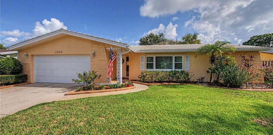 House in Clearwater, Florida 2 bedrooms, 154.68 sq.m. № 2110354