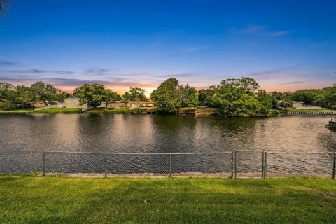 House in Clearwater, Florida 2 bedrooms, 154.68 sq.m. № 2110354 - photo 3