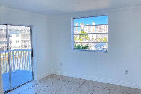 Condo in North Miami Beach, Florida, 2 bedrooms  № 1973435 - photo 10